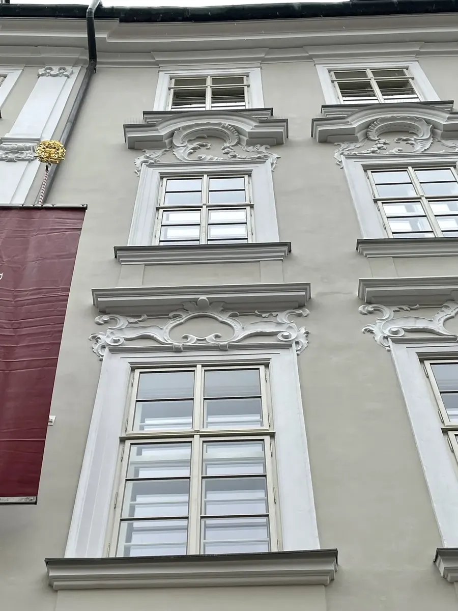 Špaletová okna na fasádě historické budovy